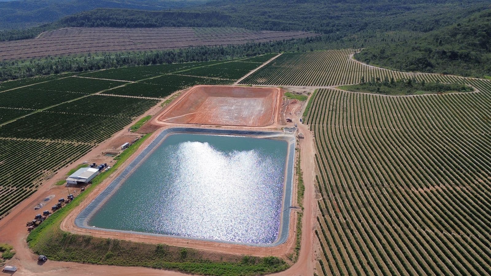 Detalhe da obra hídrica no terreno