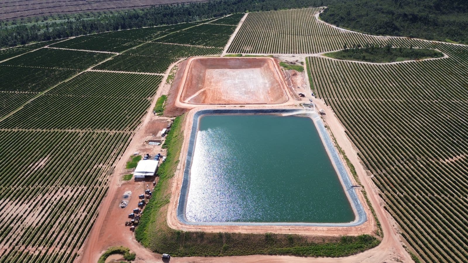 Obra de reservatório com equipe em campo