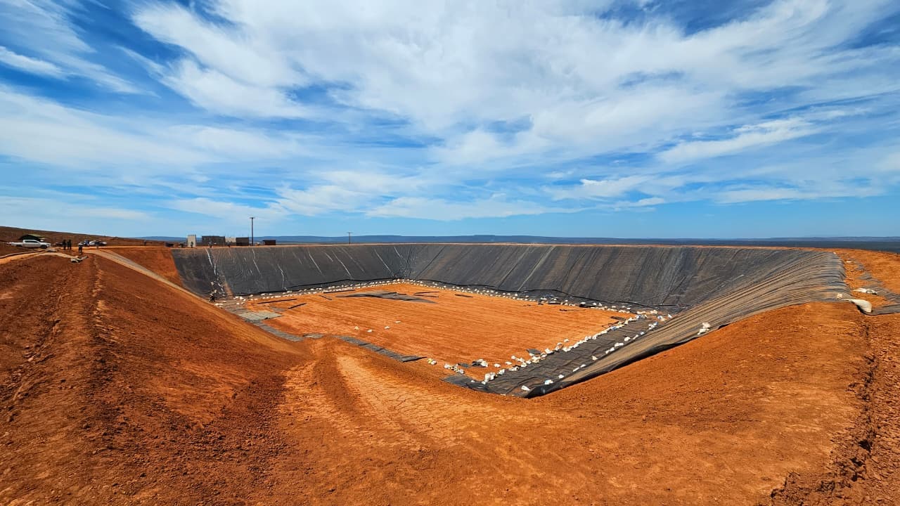 Execução de infraestrutura hídrica com registro em campo.