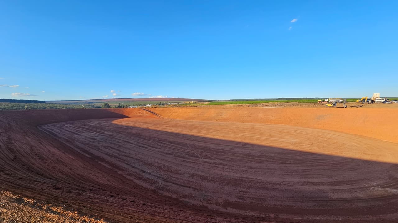 Conformação e profundidade da bacia escavada para reservatório de contenção hídrica rural — Exxata Agro