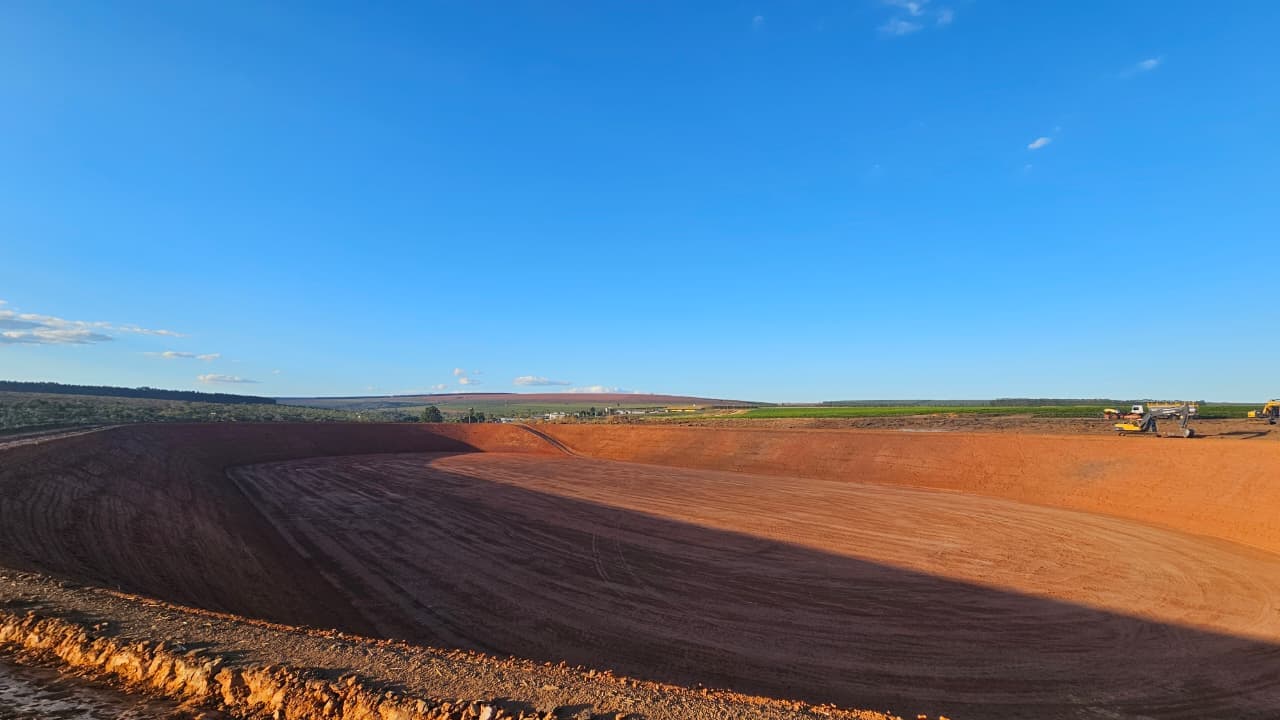 Taludes compactados e crista de barramento de reservatório off-stream — engenharia hídrica Exxata Agro