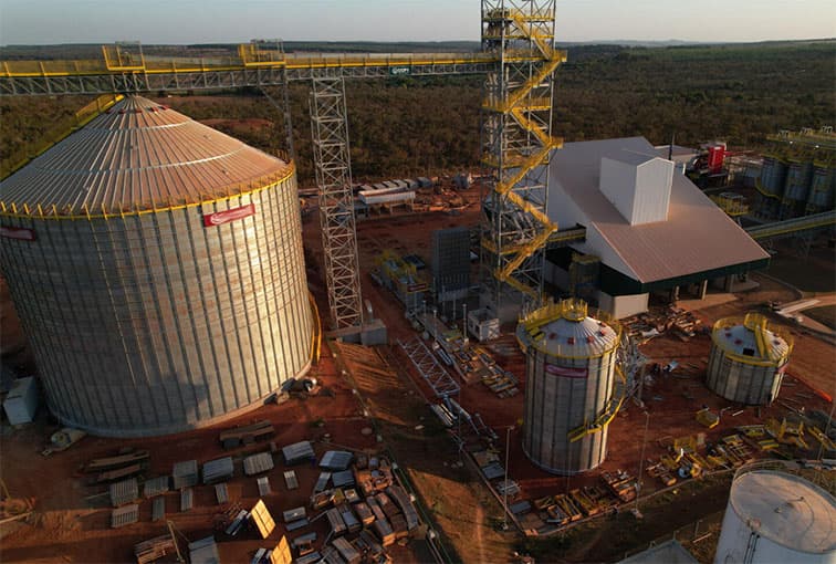 Vista aérea externa da Fábrica de Rações CCPR em Curvelo/MG mostrando silos metálicos e infraestrutura industrial.