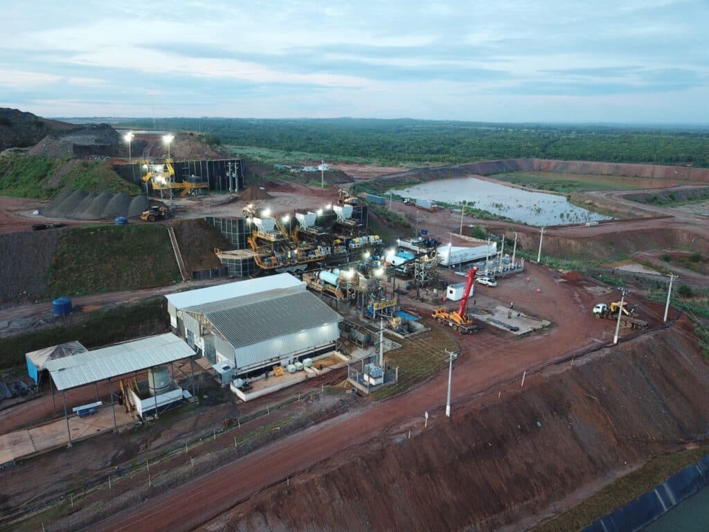 Foto de montagem mecânica de estruturas industriais pesadas de beneficiamento mineral.