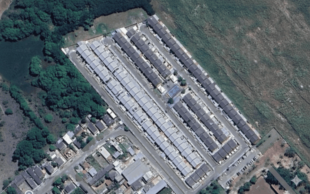 Vista aérea ou maquete eletrônica de um condomínio residencial arborizado em Seropédica/RJ.