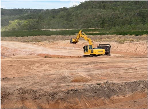 Foto de obra de terraplenagem de grande porte com escavação de solo para reservatório off-stream.
