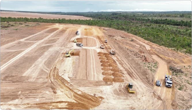 Movimentação de terra focada em barramentos e canais de escoamento para reservatórios auxiliares de irrigação.